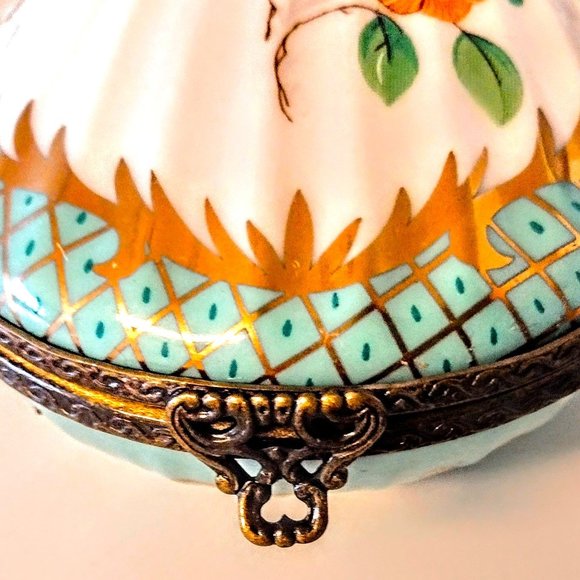 Vintage Porcelain Hinged Clam Shell Trinket Box ~ White/Aqua w/Floral, Gold Trim - Picture 13 of 13